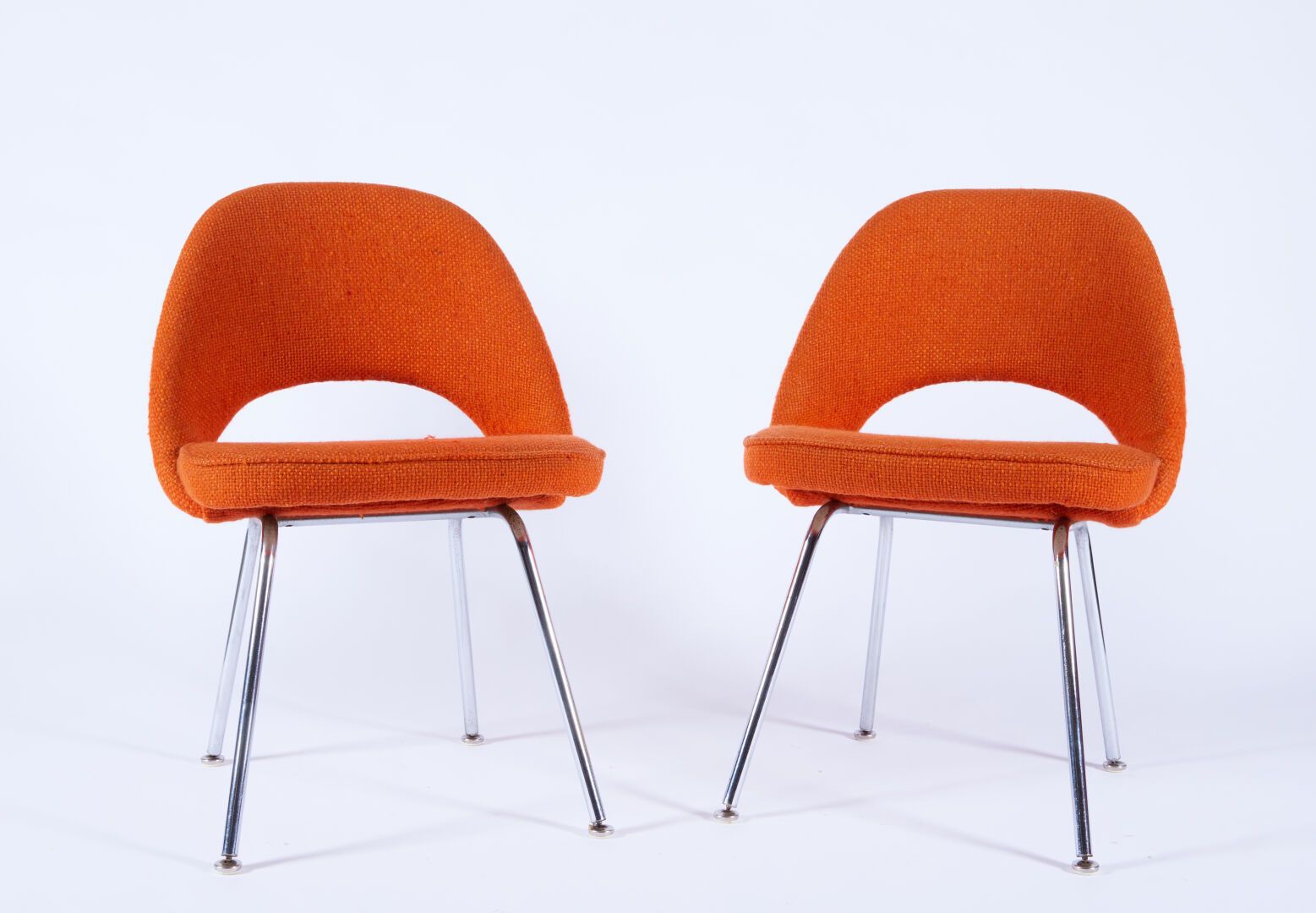 Null 萨里宁-埃罗(1910-1961)
一对带靠背的胶合板椅子，上面覆盖着红色织物
管状金属框架