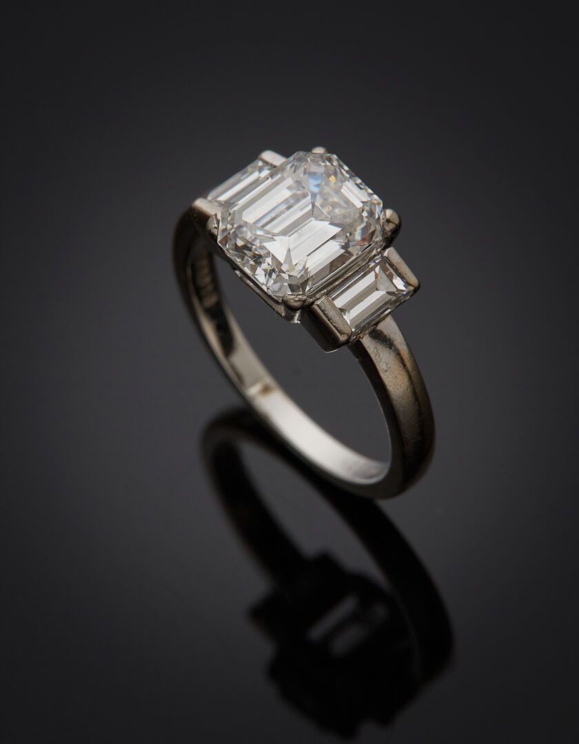 Null BOUCHERON
BAGUE en or gris (750‰) serti d'un diamant taille émeraude pesant&hellip;