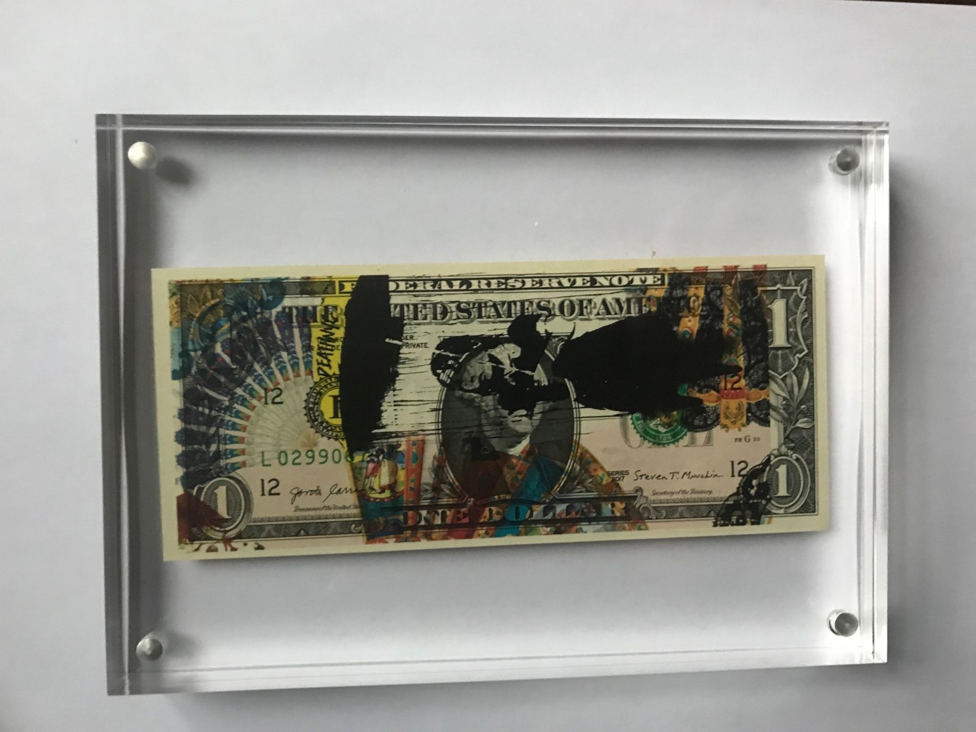 DEATH NYC 艺术家DEATH NYC的丝印一元纸币，签名、日期和编号。
标题：打伞的女孩 2022年
以高质量的有机玻璃画框出售，并附有艺术家的鉴定书。