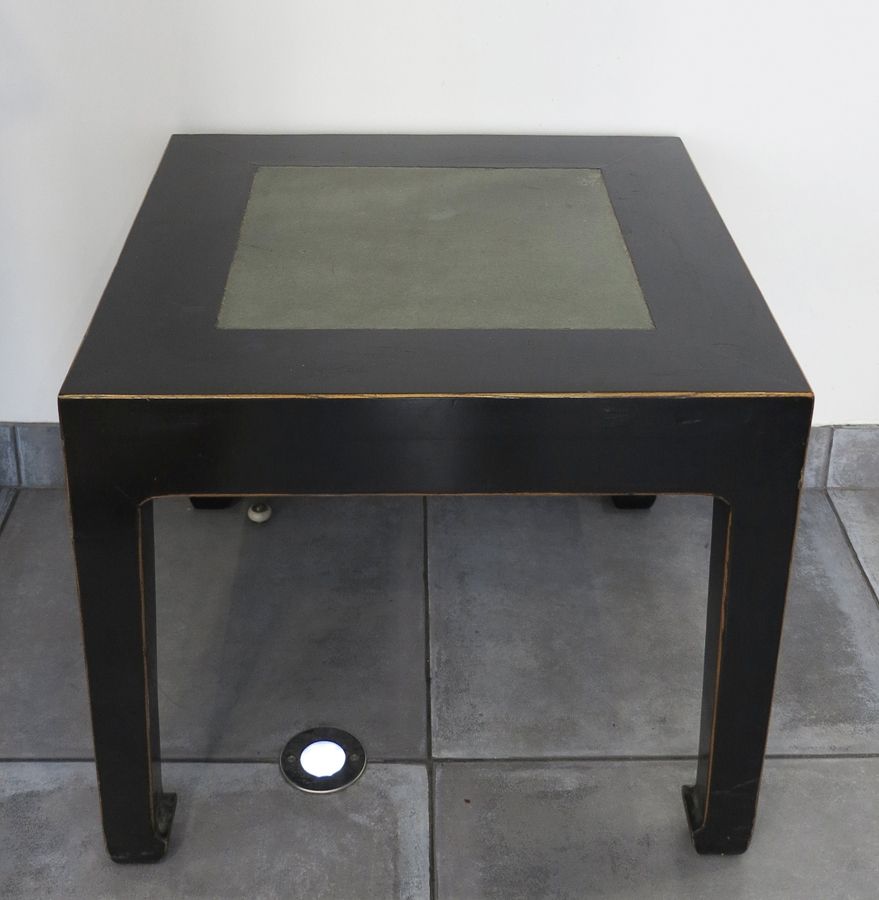 Table basse chinoise laquée Table basse carrée en orme laqué noir incrustée d’un&hellip;
