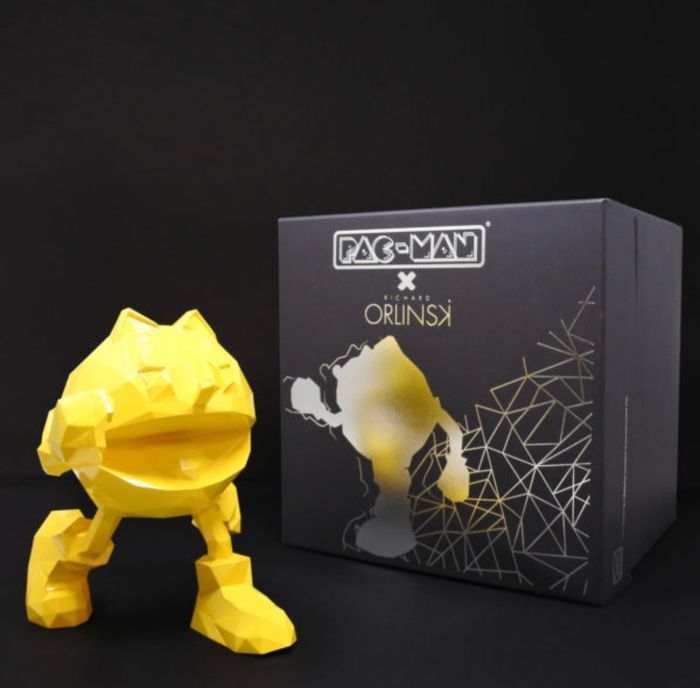 ORLINSKI 艺术家R. ORLINSKI的吃豆人雕塑。手绘树脂，在每件雕塑脚下的板上签名。(20*18厘米)。 
标题：PAC MAN 2020 黄色
直&hellip;