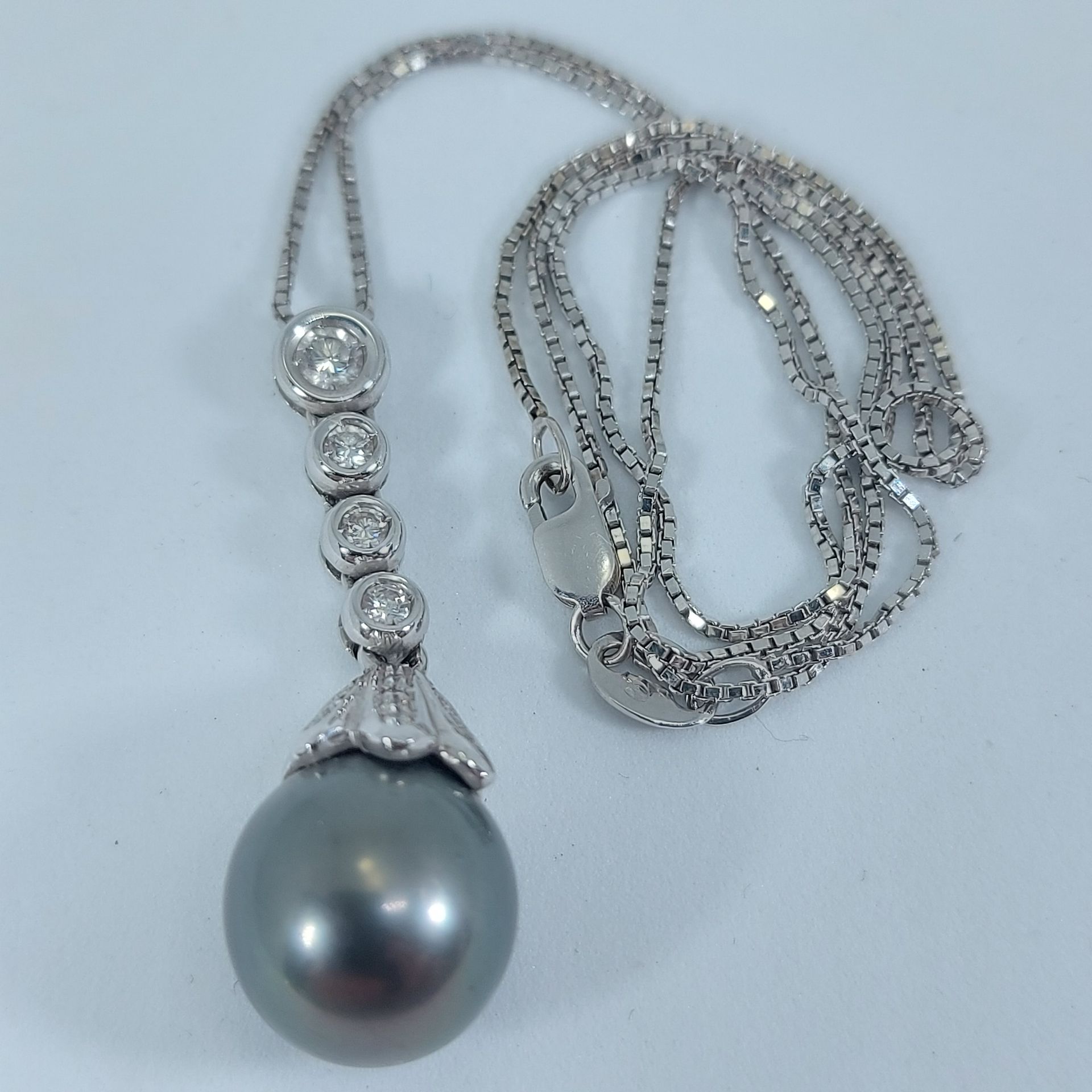 Collier or blanc diamants et perle 18K white gold necklace adorned with a round &hellip;