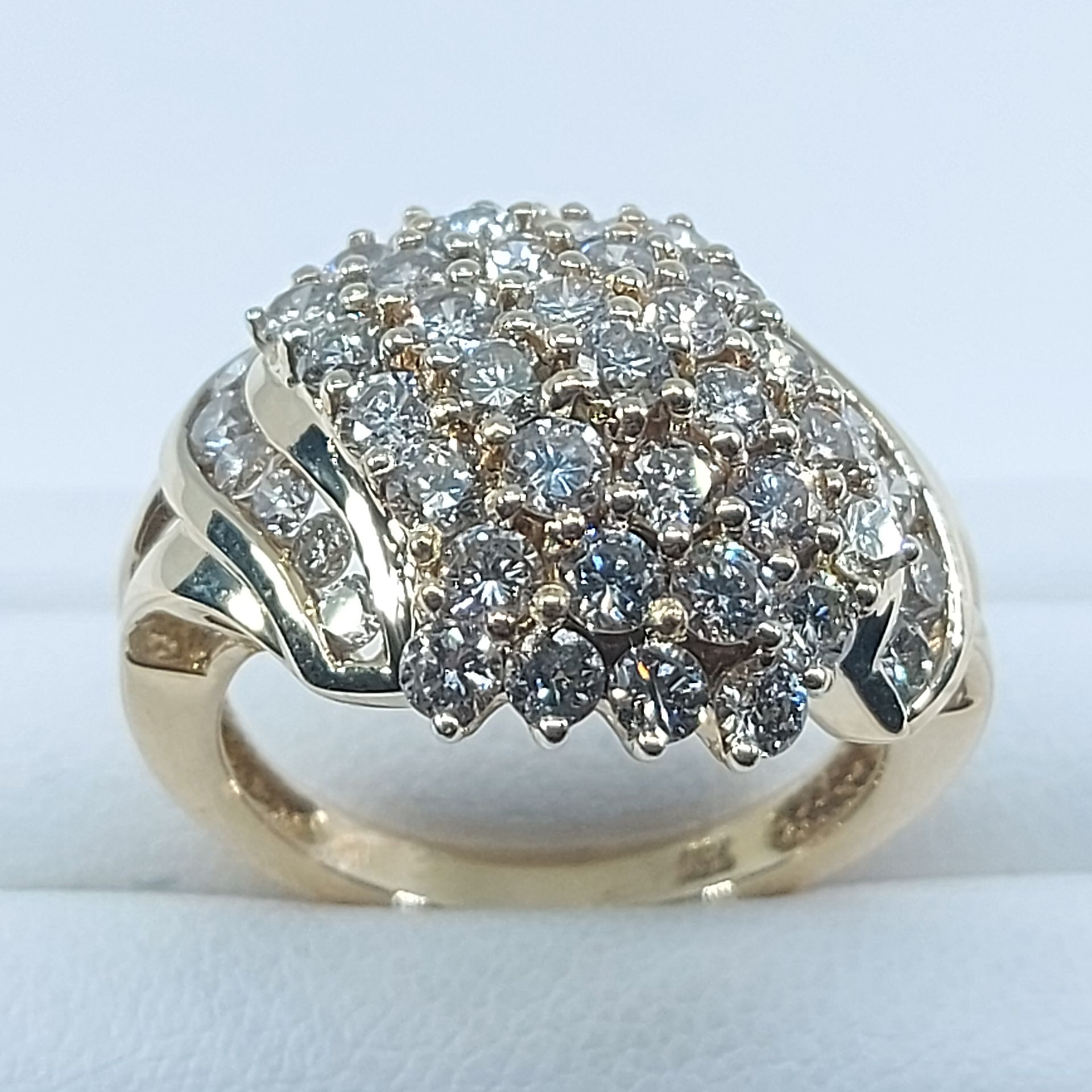 Bague or jaune et diamants 18K黄金戒指，圆形明亮式切割钻石镶嵌在圆顶的爪子上 - 钻石总重约3.40克拉 - 金色印记 - 毛重约&hellip;