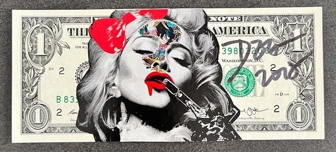 DEATH NYC 艺术家DEATH NYC在真实的一美元纸币上的拼贴画，有签名和日期。独特的作品。
标题：旋转的凯特-莫斯。2016
出售时附有艺术家的真实性&hellip;