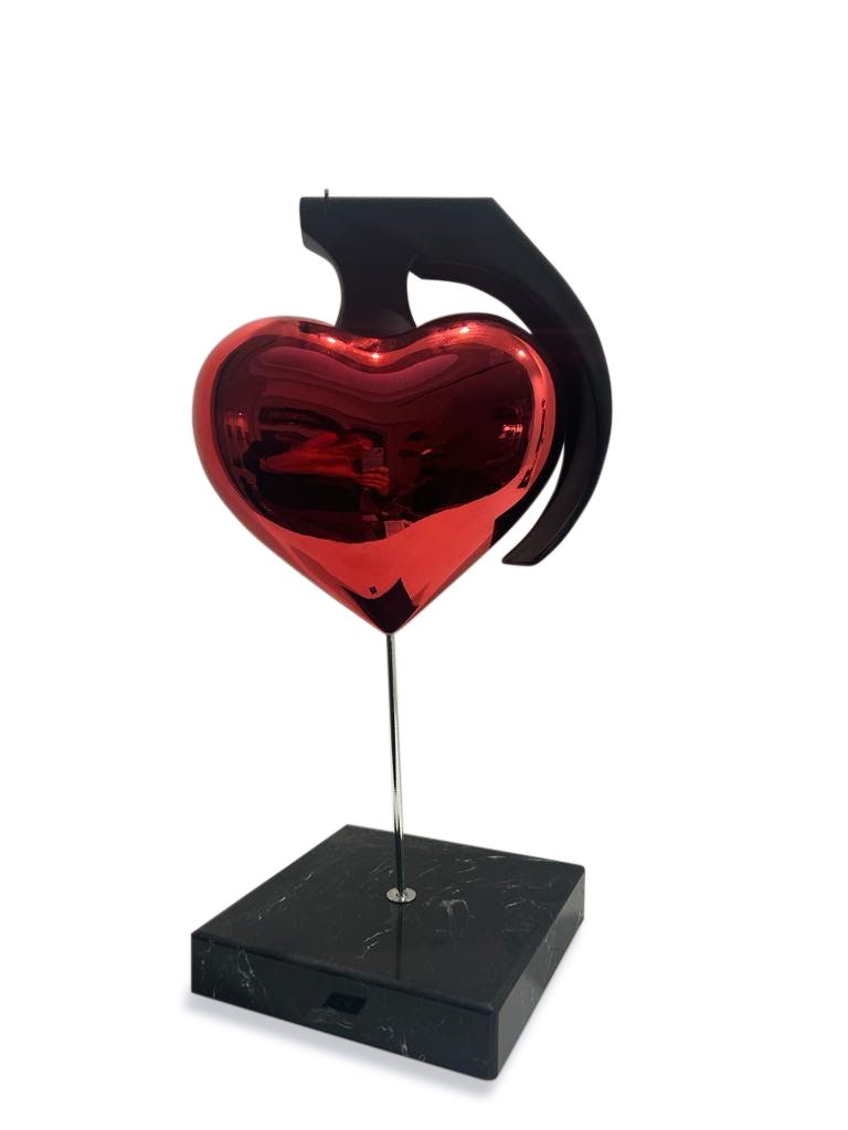 Chary ROCKS (Né en 1983) LOVE P.O.W（手榴弹红），2023年
树脂雕塑，身体涂有红色镀铬漆。
大理石式底座
高45厘米
