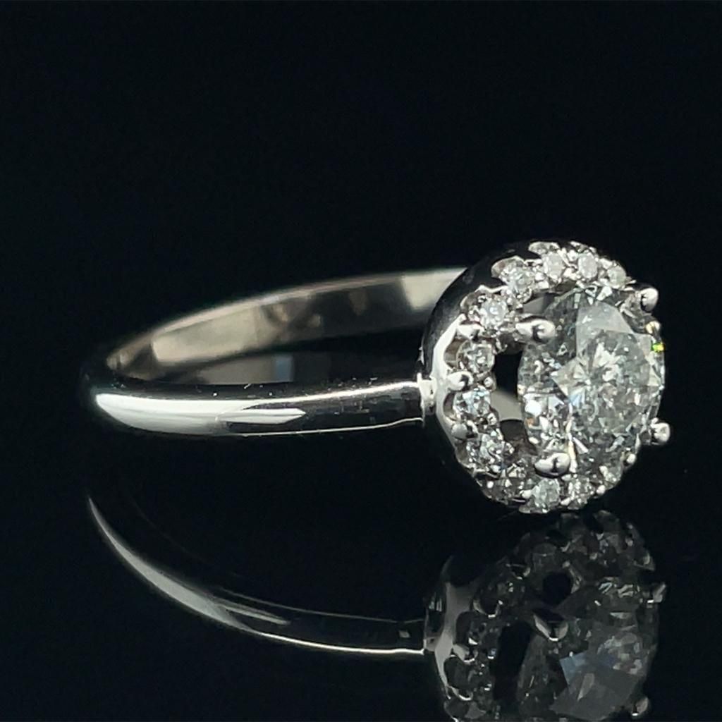 Null 14K白金戒指，重2.58克，镶有钻石0.83克拉，总色泽为E/F，纯度为i1，钻石总色泽为0.16克拉，纯度为SI1，尺寸：7 - RNG21201