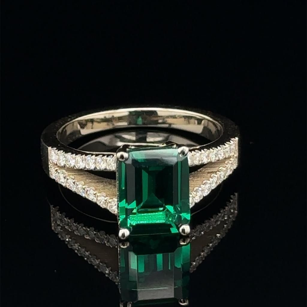 Null 14K白金戒指，4.6克祖母绿，实验室种植2.00克拉，总颜色为0.28克拉，纯度为V-SI，尺寸为7，证书编号为RNG30301。