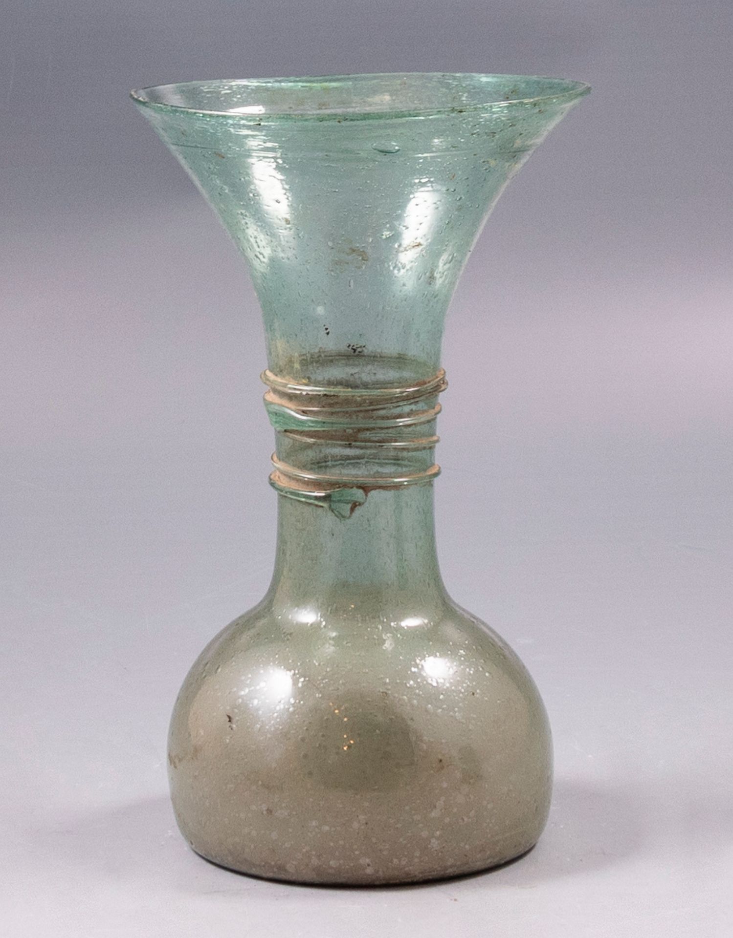 Antique Persian Glass Vase 绿色吹制玻璃花瓶。波斯，萨法维或阿夫沙里德王朝，18世纪。高度：21厘米。