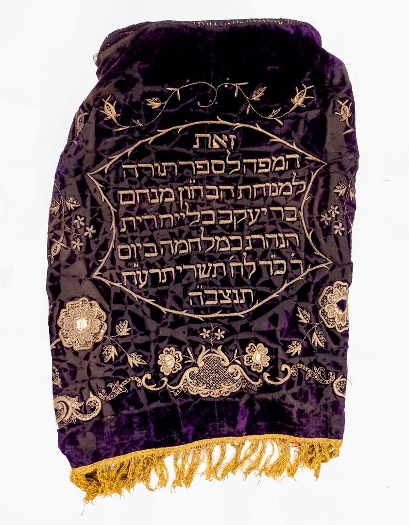 Torah Cover Manteau de Torah de 1918. En velours violet, brodé à la main avec de&hellip;