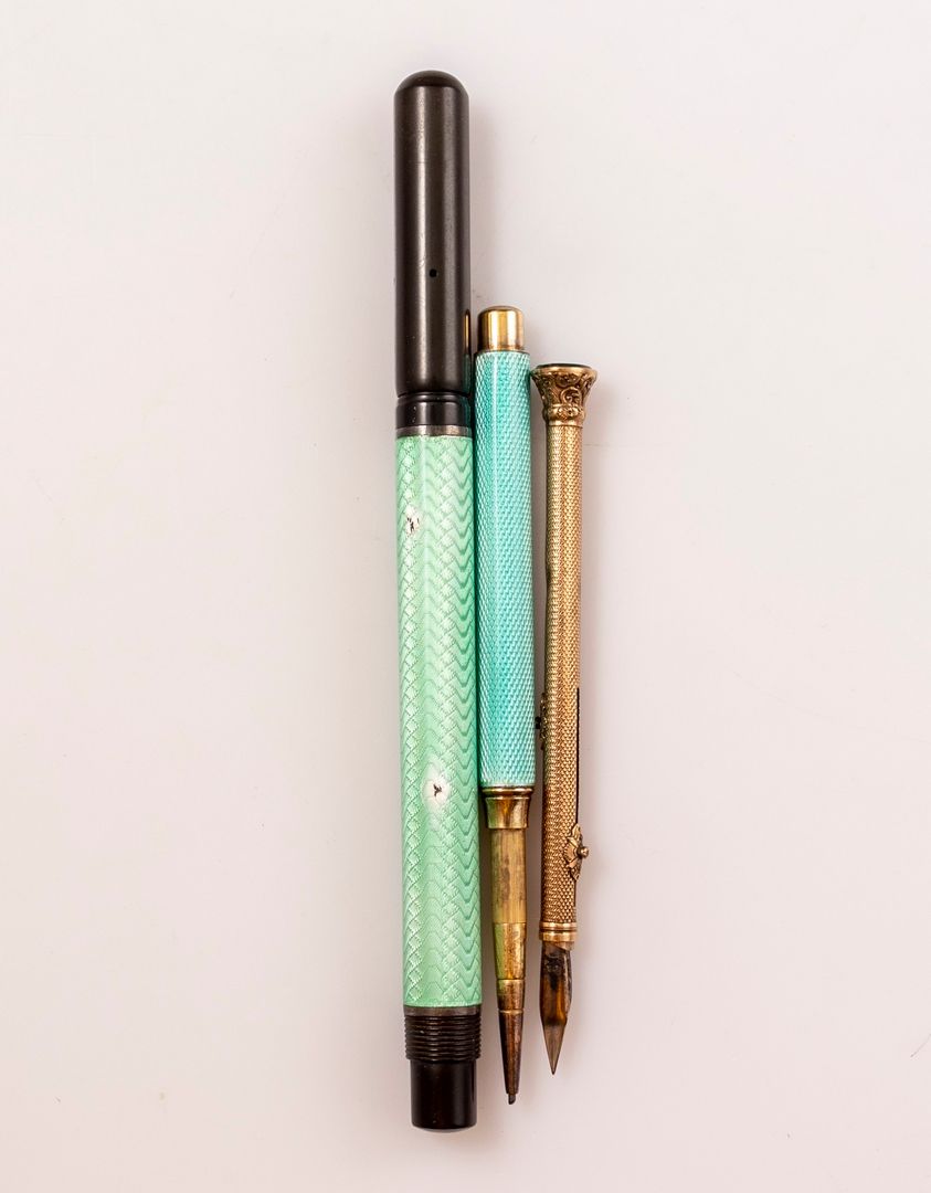 Fountain Pen and Mechanical Pencils, Various Makers Lot de stylos plume et 2 por&hellip;