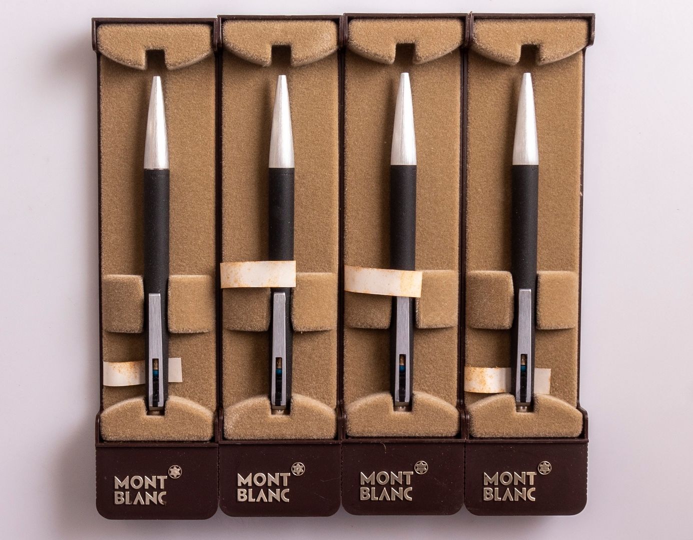 Montblanc 782 Ballpoint Pens 万宝龙 782 圆珠笔 4 件组，杠杆式笔夹，黑色和钢质。尺寸：5 英寸（12.7 厘米）。原装盒，笔&hellip;