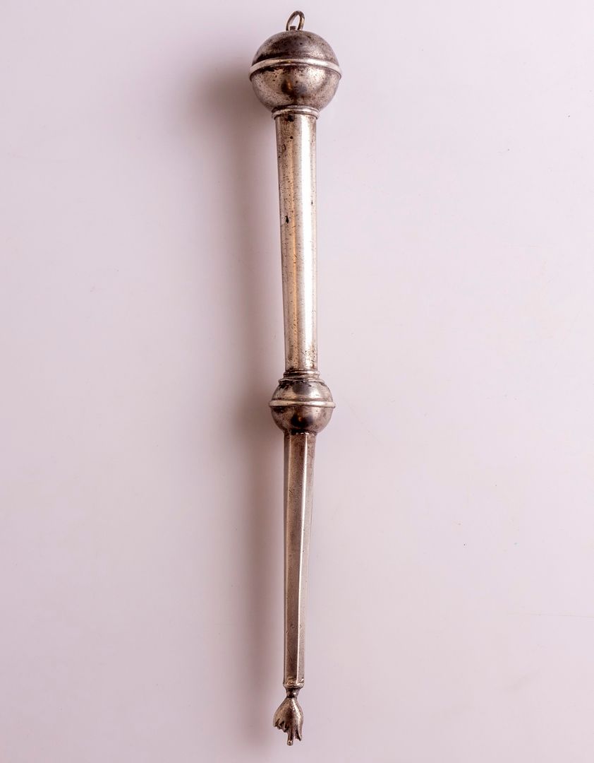 Silver Torah Pointer (Yad) Pointeur de Torah en argent (Yad). Longueur : 26 cm. &hellip;