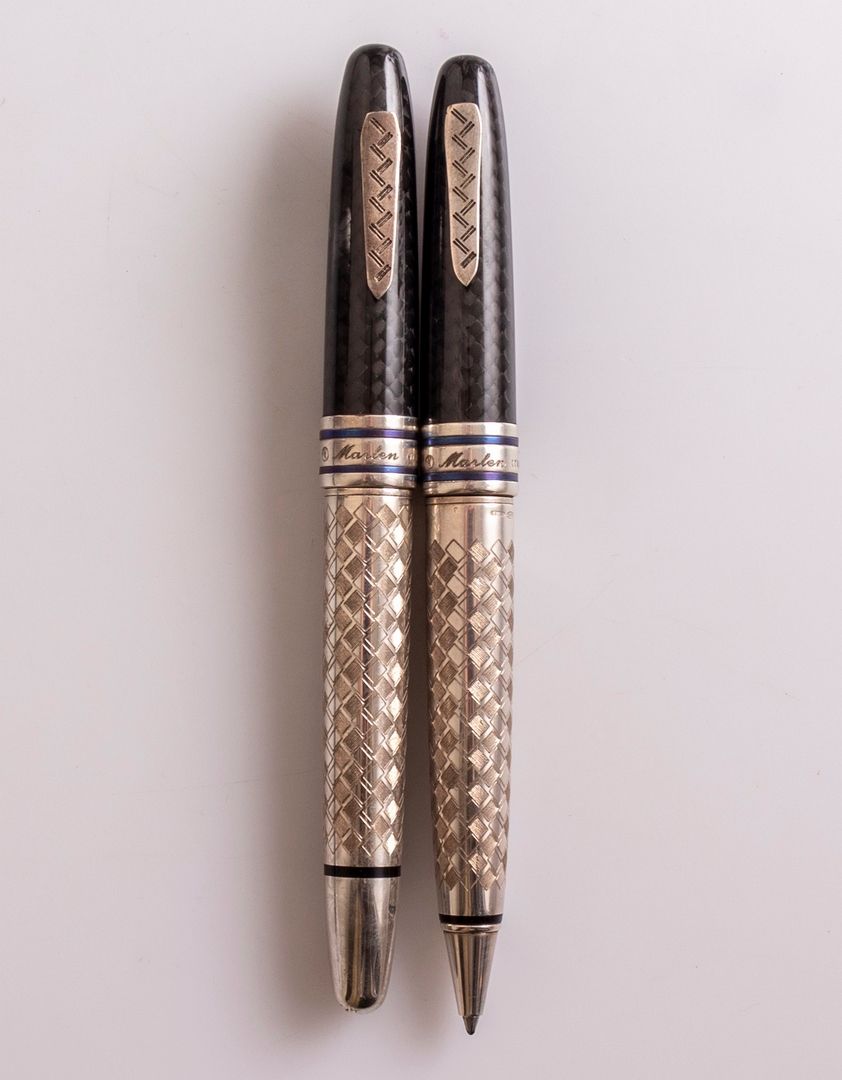 Marlen Ghiaccio Pens Set Marlen Ghiaccio 钢笔和圆珠笔套装，纯银笔杆，黑色笔帽。尺寸：5.5"-5.55"（14-14.&hellip;