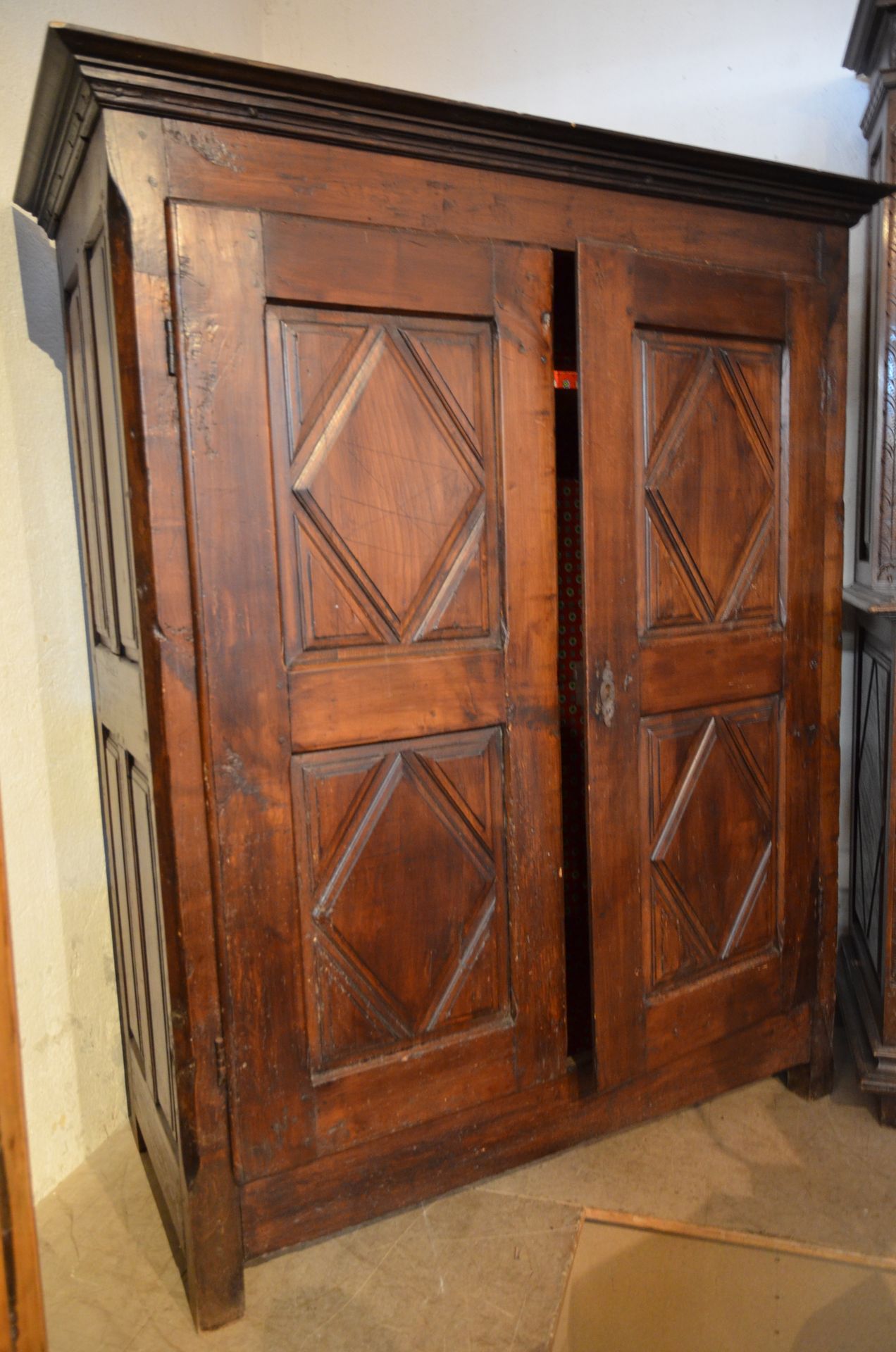 Null 菱形装饰的天然木质橱柜，开有两扇门（高166厘米-宽136厘米-深61厘米）。