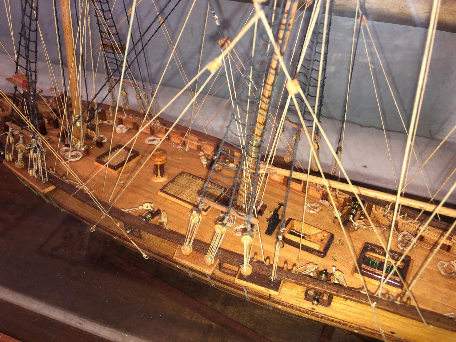 Null Maquette de navire de guerre deux mâts sous vitrine (Dimensions vitrine : H&hellip;