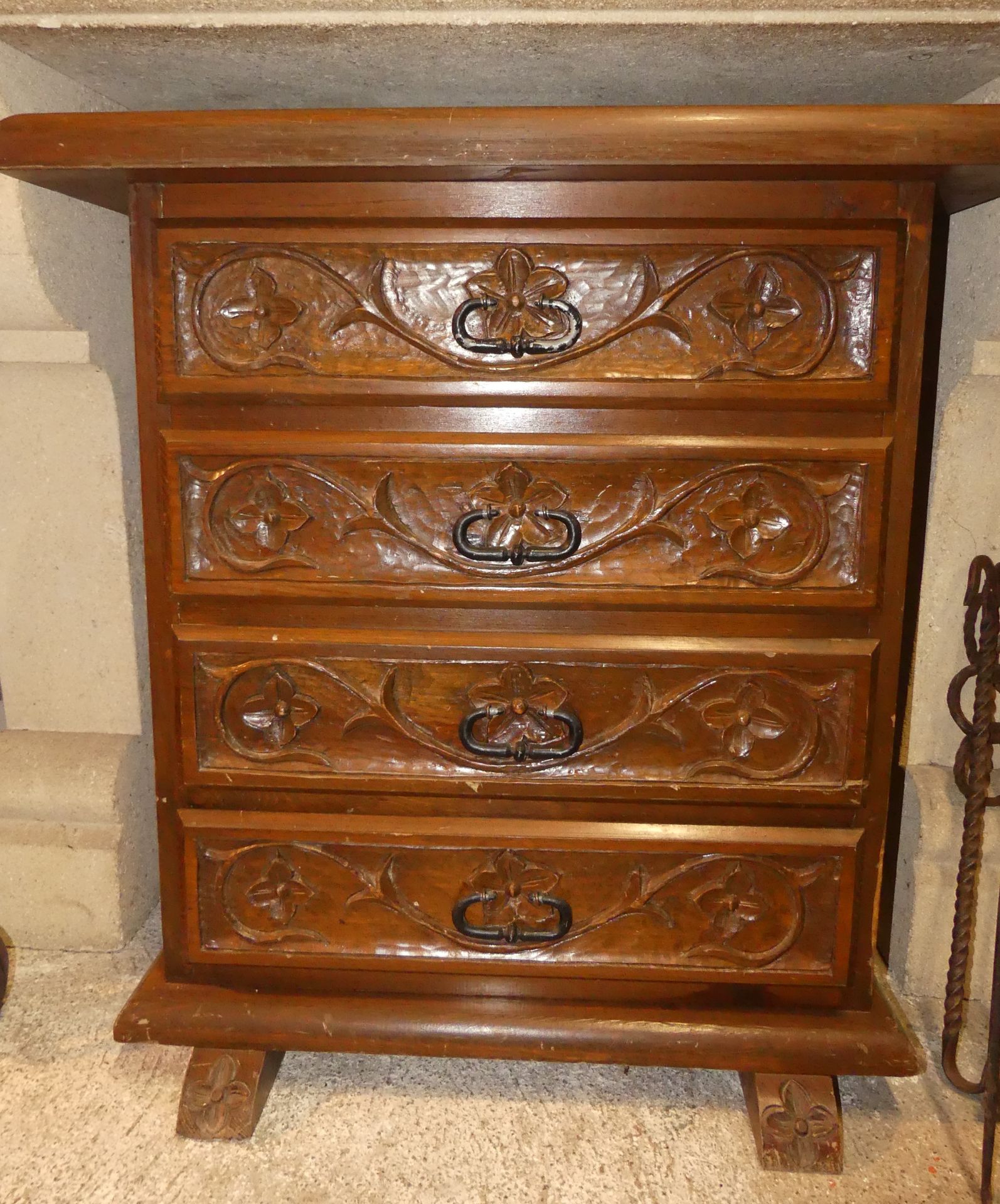 Null Piece of furniture chiffonier out of carved wooden with decoration of flowe&hellip;