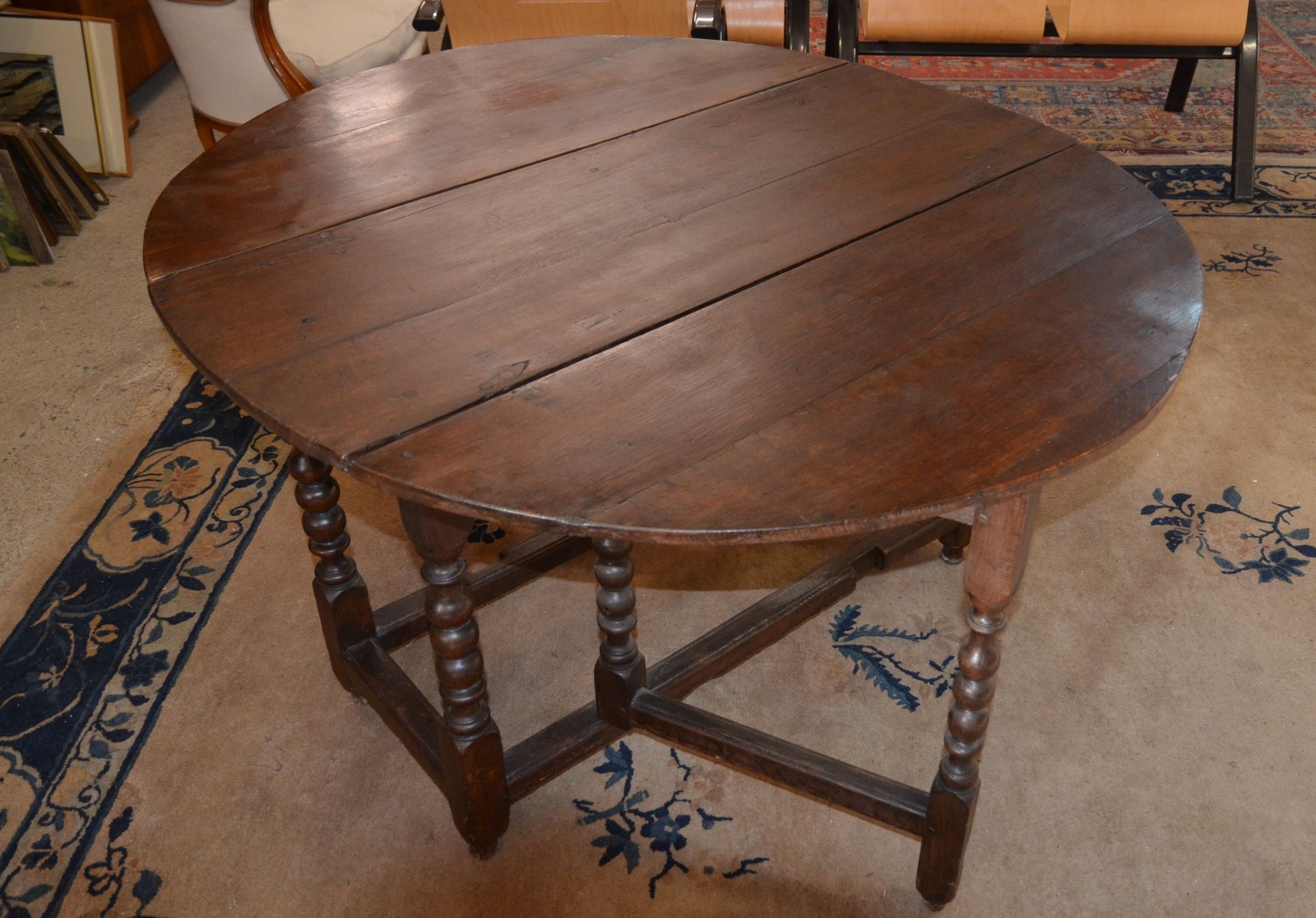 Null 天然木制的 "门腿 "桌，椭圆形的桌面放在一个转弯的扩张器底座上，腰部有一个抽屉 - 17/18世纪（桌面尺寸138厘米x121厘米/高度73厘米）