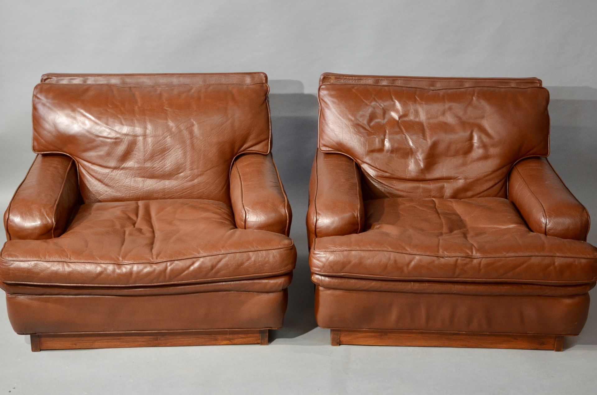 Arne NORELL (1917-1971) pour MÖBEL AB 一对扶手椅，采用巧克力色皮革装饰，天然木框架。座椅下的标签 - 约1970年（深96&hellip;