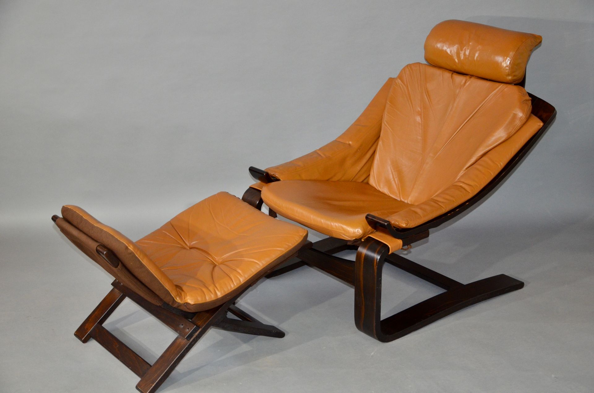 Ake Fribyter (1922-1998) Kroken扶手椅及其卧榻，以焦糖色皮革装饰，置于深色天然木架上 - 约1970年（深88厘米x宽76厘米x背&hellip;