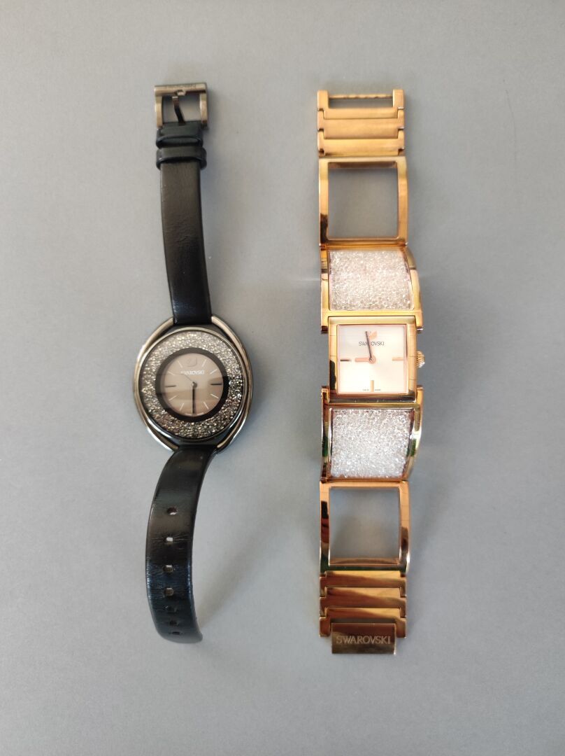 Null @@@ SWAROVSKI
Lot de deux montres 
En métal doré et acier noirci 
Rehaussée&hellip;
