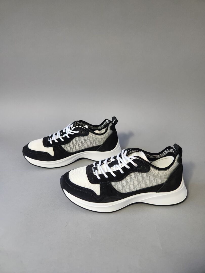 Null DIOR
Pair of sneakers
In black suede and white fabric
Size 39