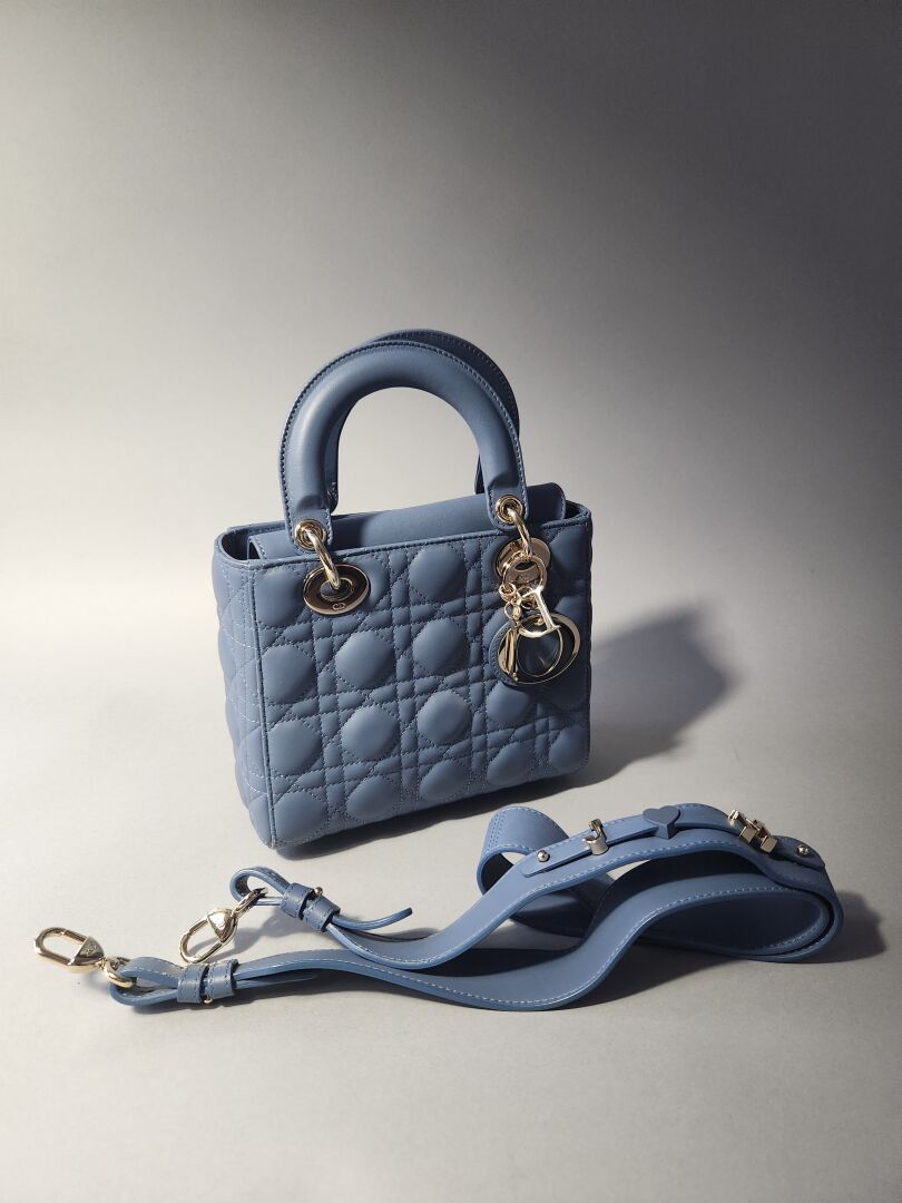 Null CHRISTIAN DIOR
Sac Lady Dior en agneau bleu horizon
Doublure en nylon damas&hellip;