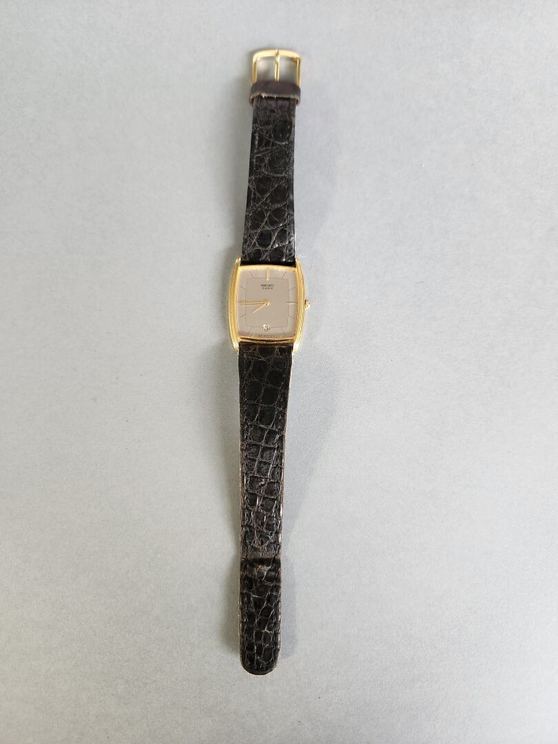 Null @@@SEIKO
Bracelet montre d'homme
En métal doré
Cadran tonneau, guichet date&hellip;