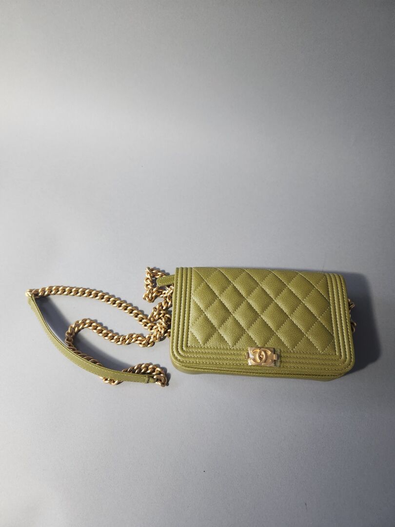 Null CHANEL
Shoulder bag/purse in chartreuse-colored caviar grain calfskin 
Gree&hellip;