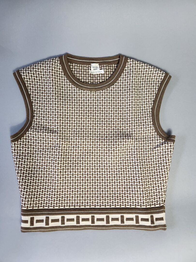 Null HERMES 
Sleeveless sweater 
Wool and polypropylene
Beige pattern on white b&hellip;