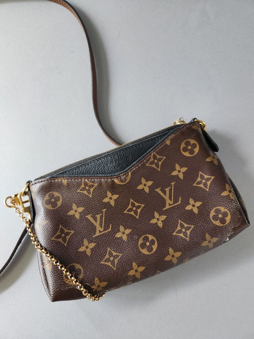 Null LOUIS VUITTON
Shoulder clutch bag in monogram canvas and brown grained leat&hellip;