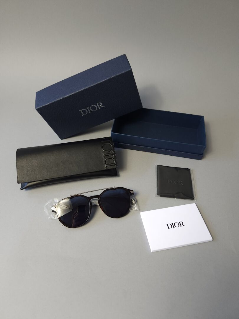 Null DIOR
Pair of sunglasses, DiorBlackSuit RI model
Signed case and box, microf&hellip;