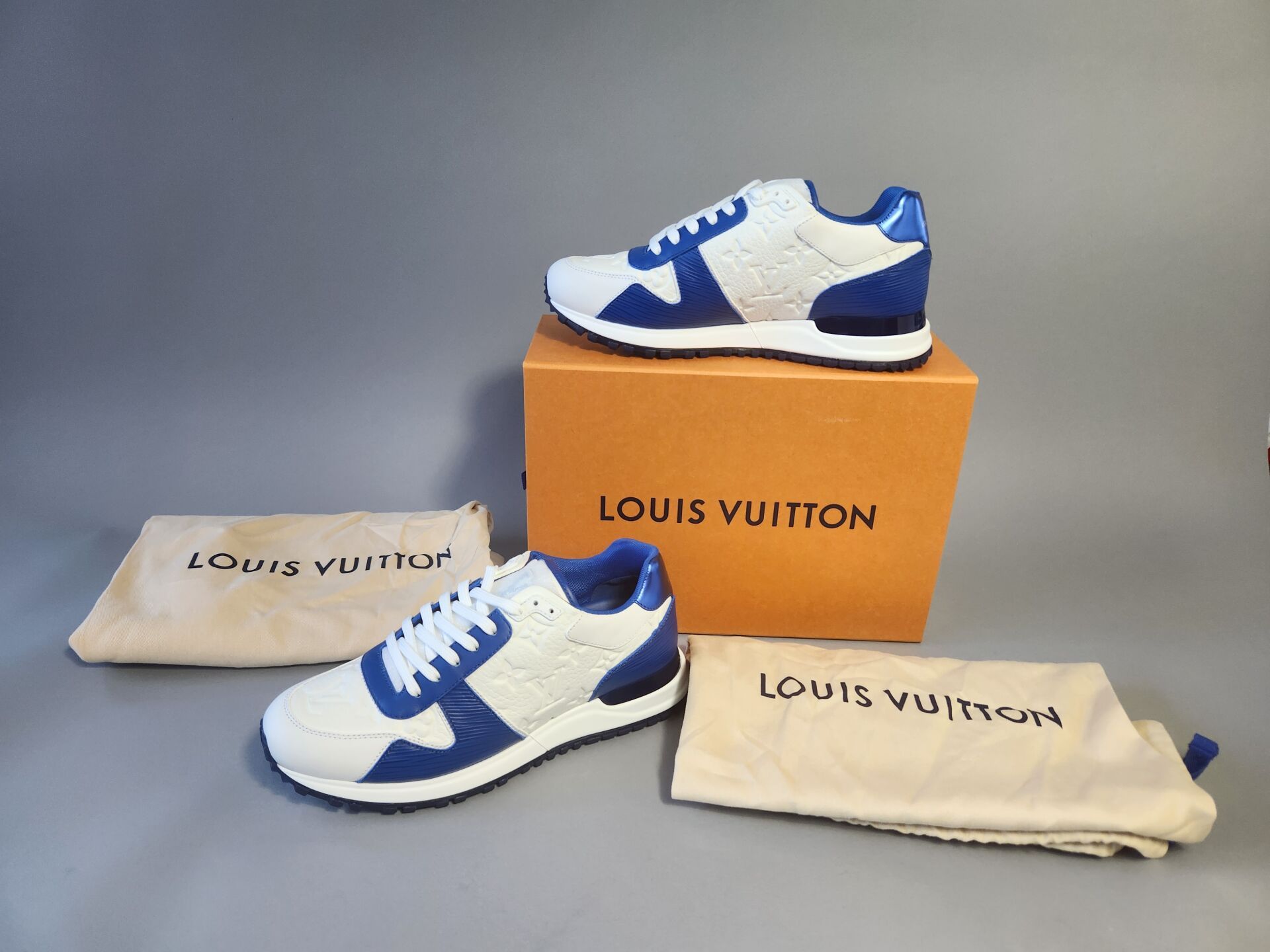 Null LOUIS VUITTON
Pair of sneakers 
In white monogrammed embossed leather and b&hellip;