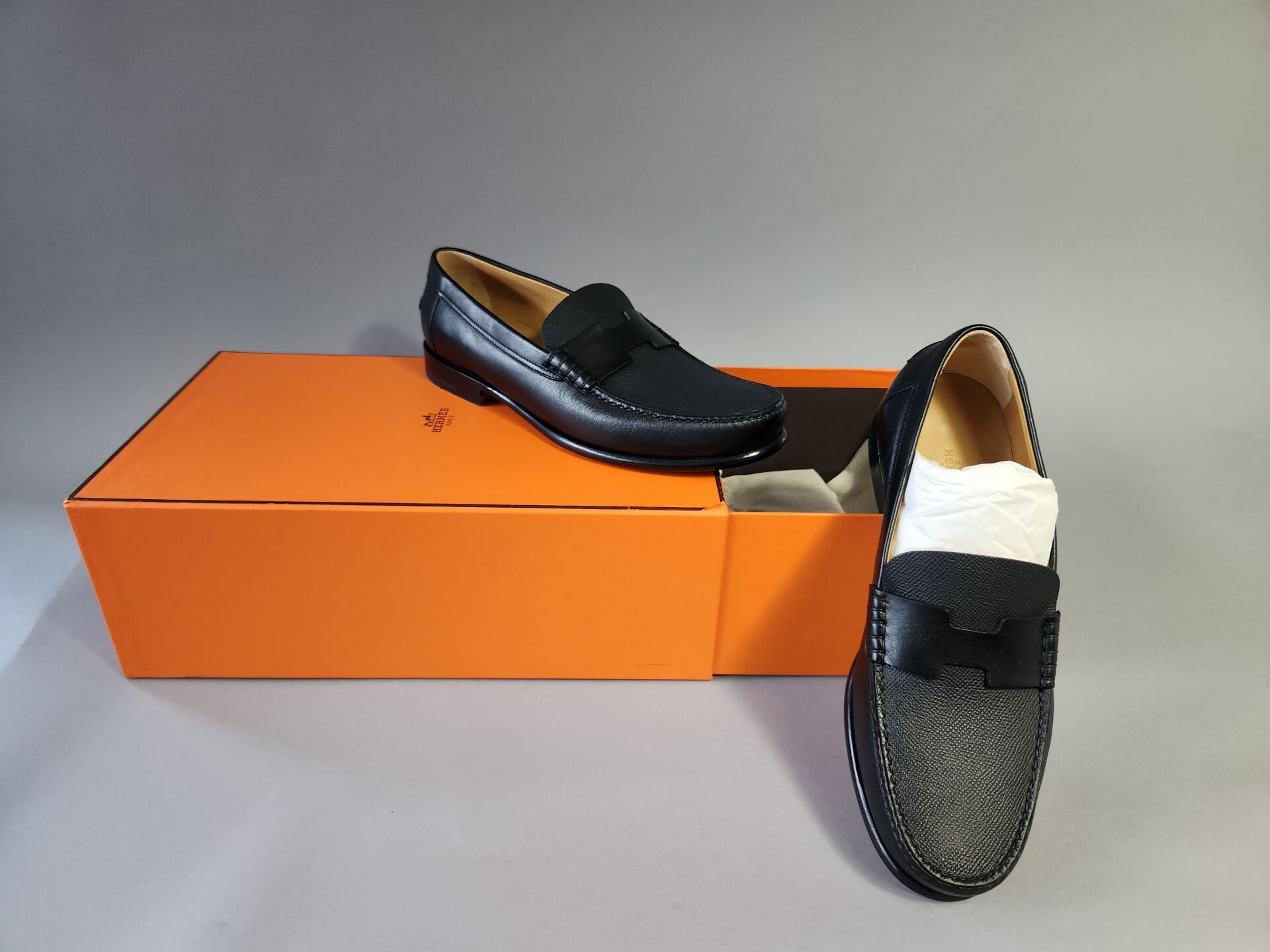 Null HERMES
Pair of men's moccasins in smooth calfskin and black grained calfski&hellip;