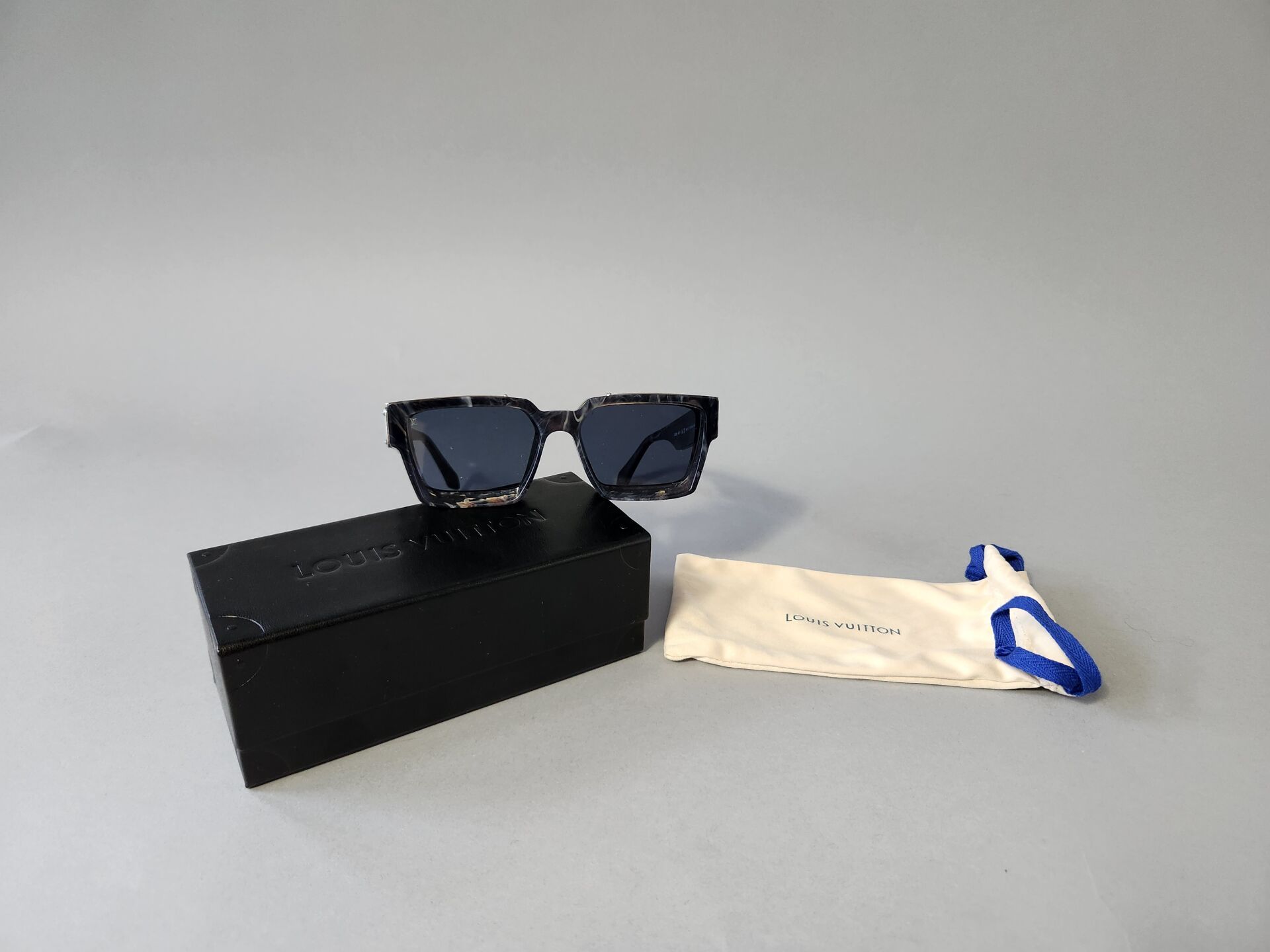 Null LOUIS VUITTON 
Paire de lunettes de soleil, modèle 1.1 millionnaires 
Gris &hellip;