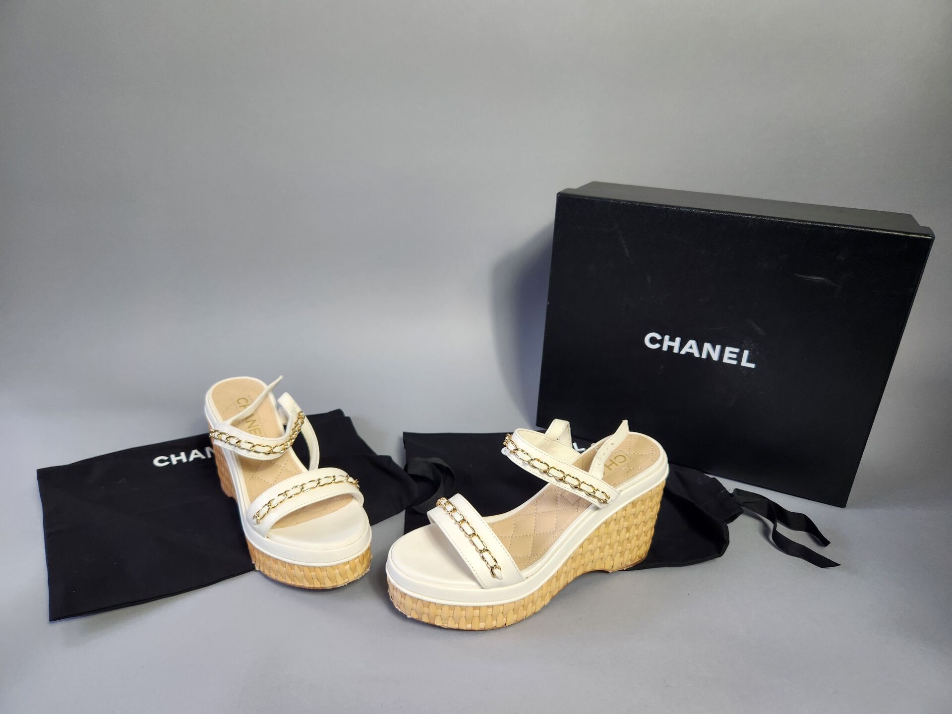 Null CHANEL
Sandals with wedge heels 
Size 36
In a signed box, two pouches
(Cond&hellip;