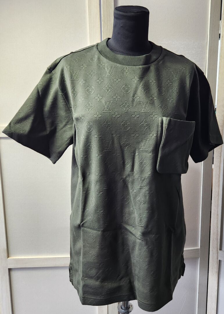 Null LOUIS VUITTON
Pull t-shirt vert Monogram
En coton 
Taille S
(Dans une poche&hellip;