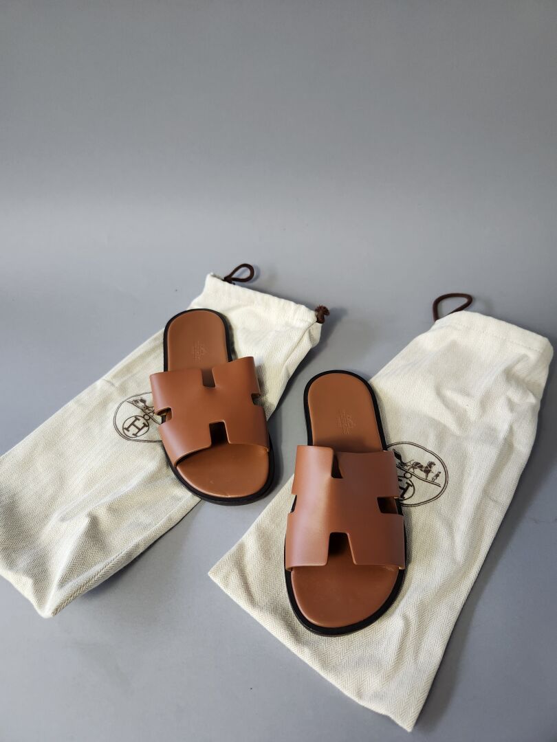 Null HERMES
Paire de sandales, modèle Izmir
En cuir camel
Pointure 39
Deux pocho&hellip;