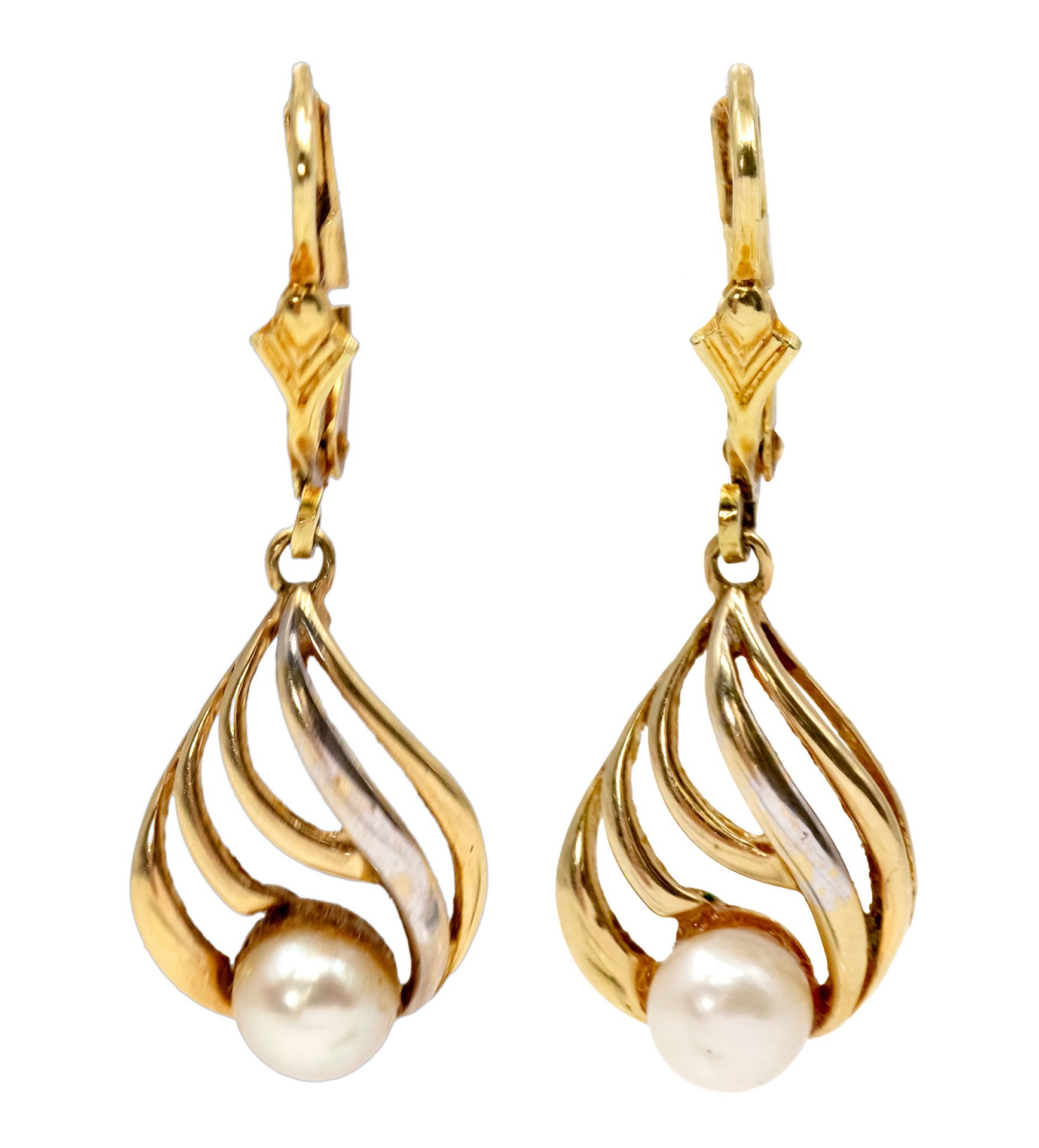 Null Pair of 14k Yellow Gold Pearl Earrings. 
Set with 2 pearls (5.4mm)
Marked.
&hellip;