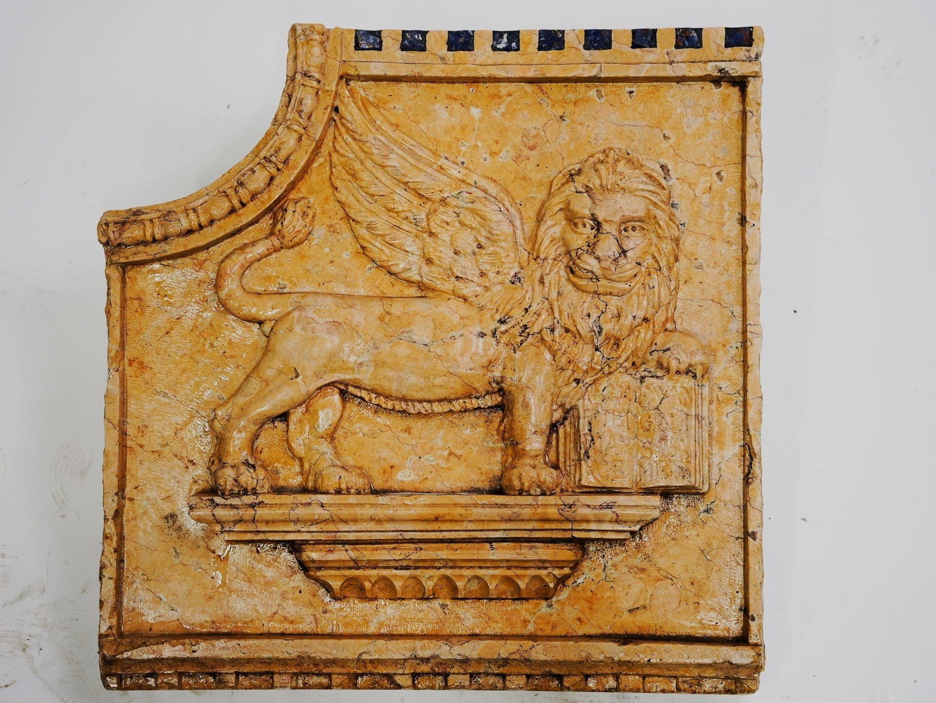 Null Basrelief Löwe von San Marco, in Siena gelber Marmor 57x57x7cm XX Jahrhunde&hellip;