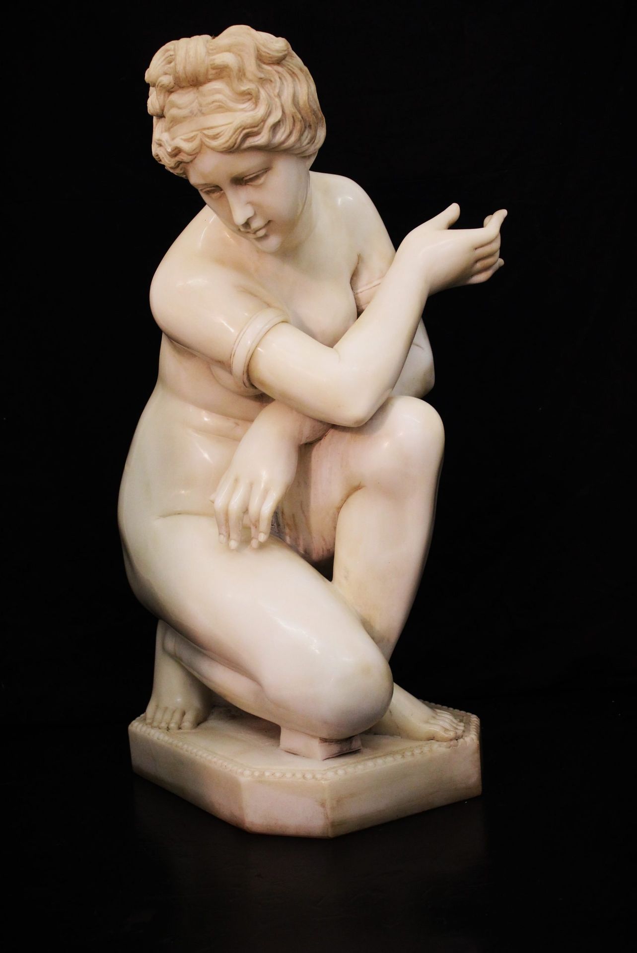 Null Sculpture, Vénus agenouillée en marbre blanc. 90x50x37cm XX siècle