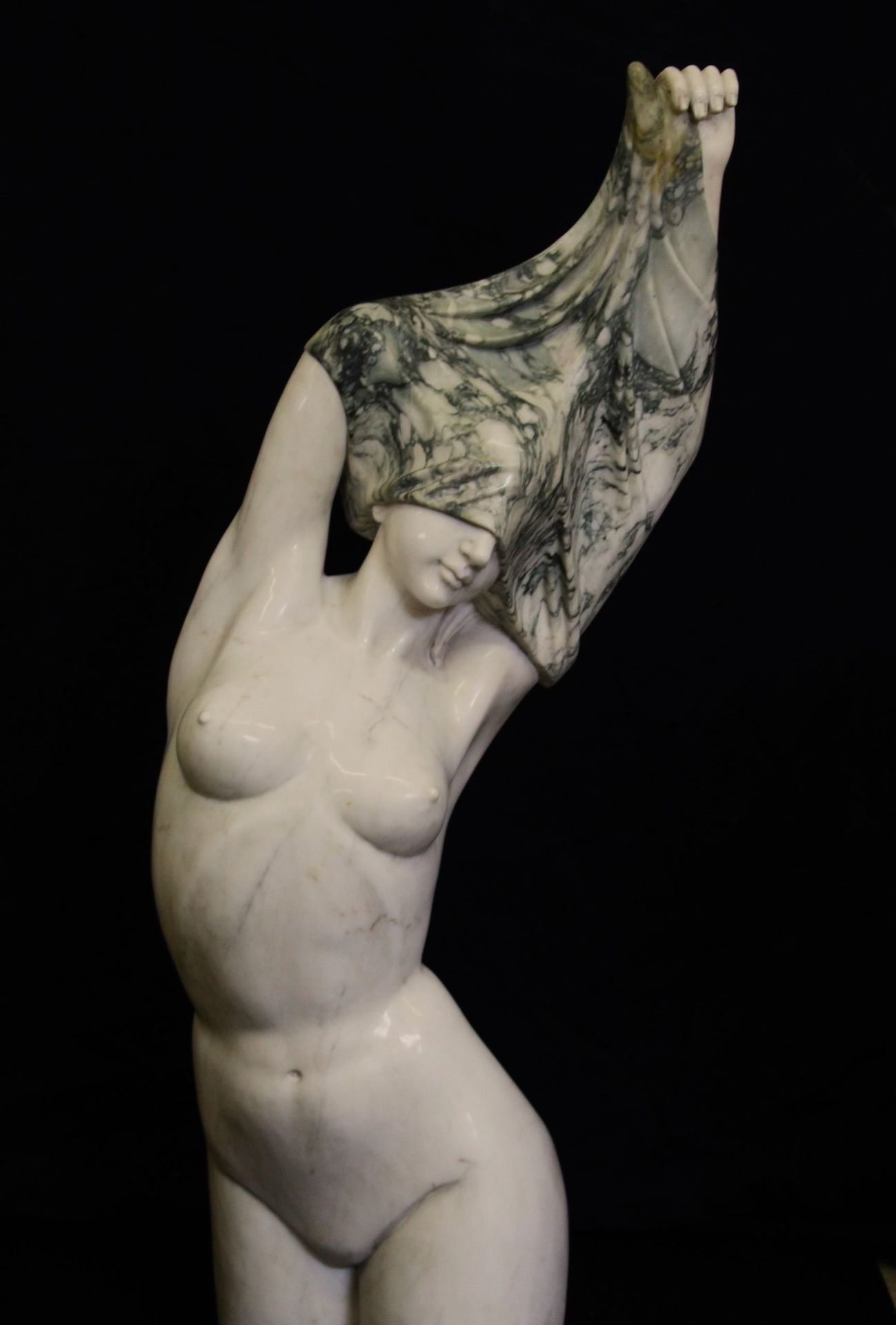 Null Skulptur, Frau entkleidend - 114 cm 114x50x25cm XX Jahrhundert