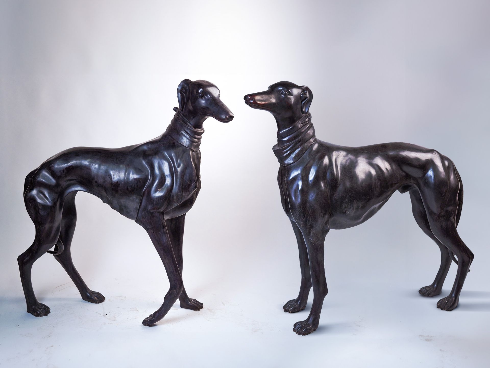 Null Pair of bronze greyhounds, 102x106x27cm - XX century