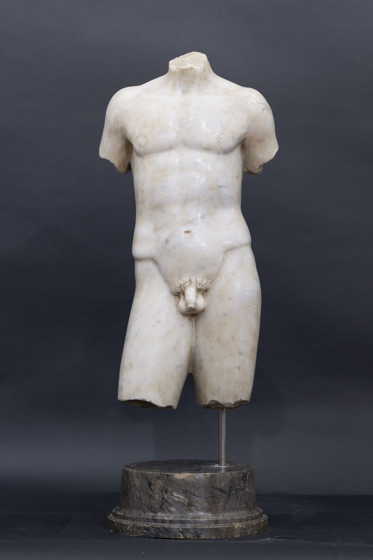 Null Torse d'homme en marbre, 64x25x16cm - 20e siècle
