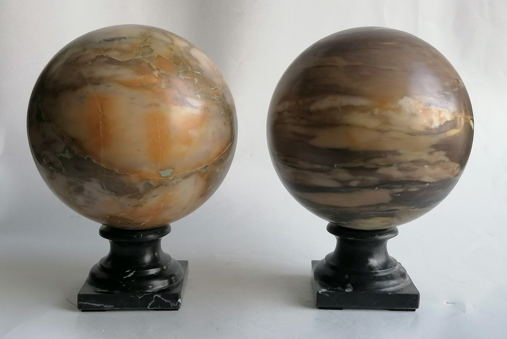 Null Pair of marble spheres, 21x15x15cm - 20th century