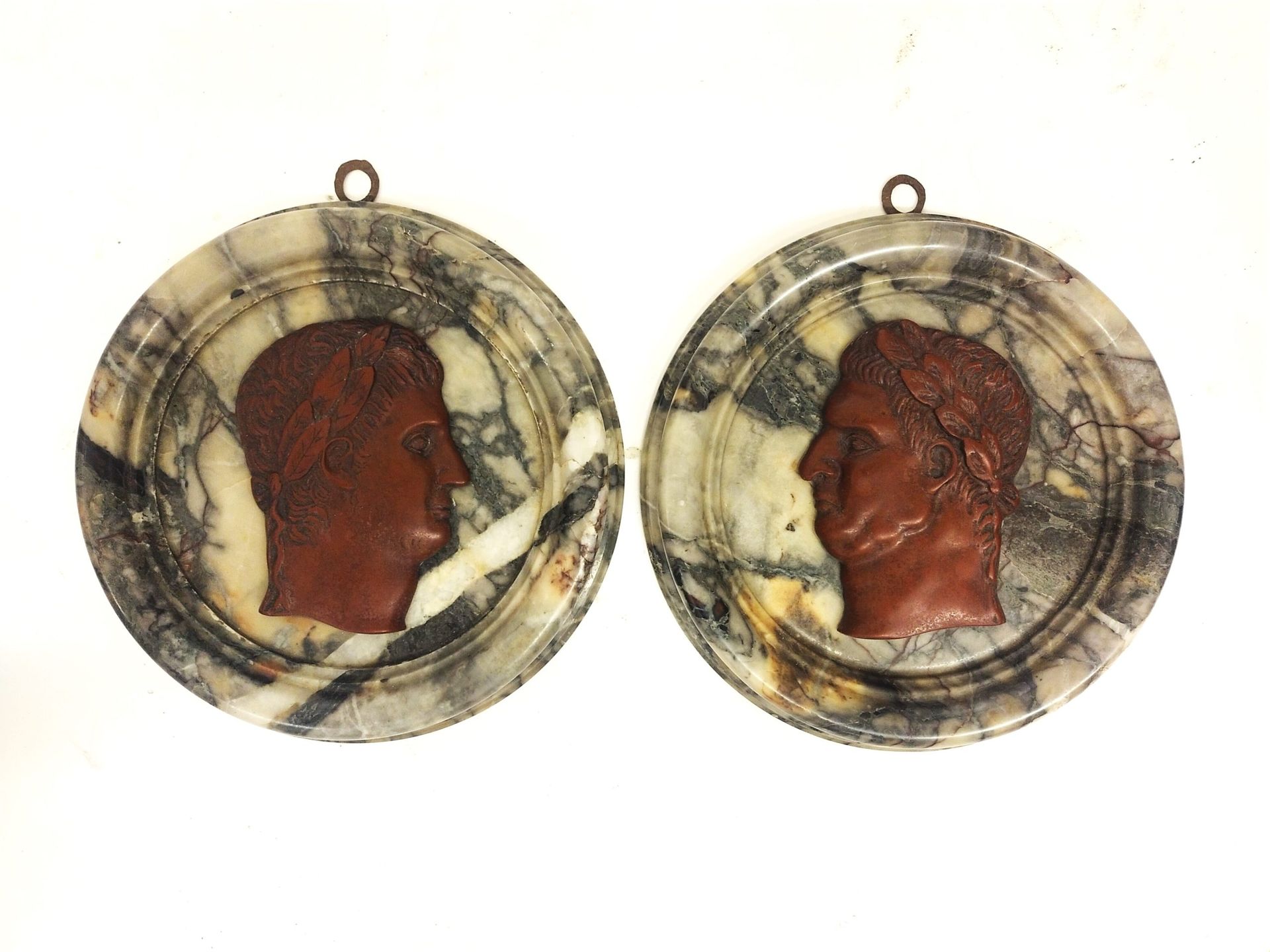Null Paire de médaillons d'empereurs en marbre africain et rouge antique 20x20x2&hellip;
