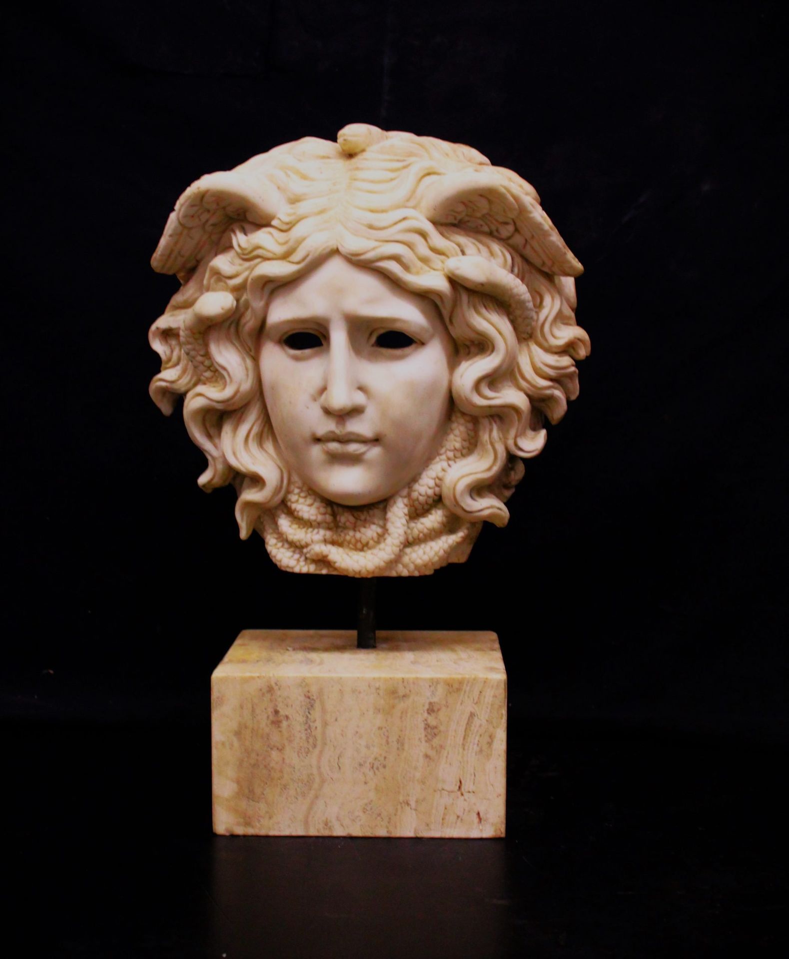 Null Medusa in marble, 60x30x22cm - XX century