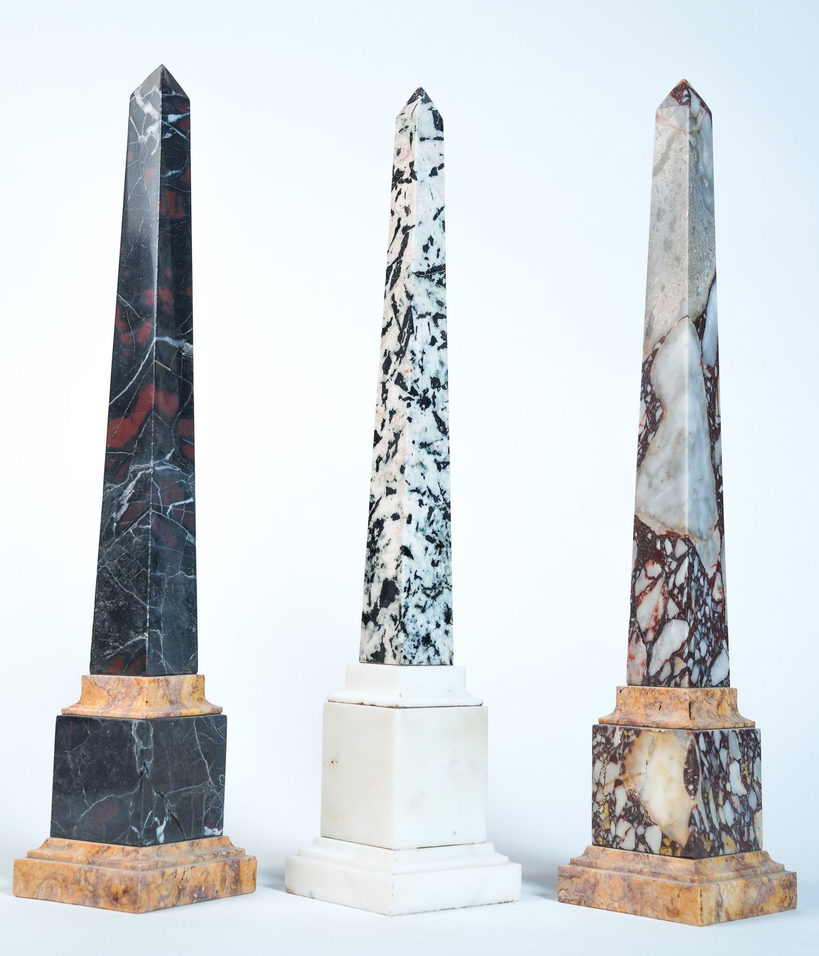 Null Three marble obelisks, 45x9x9cm - XX century