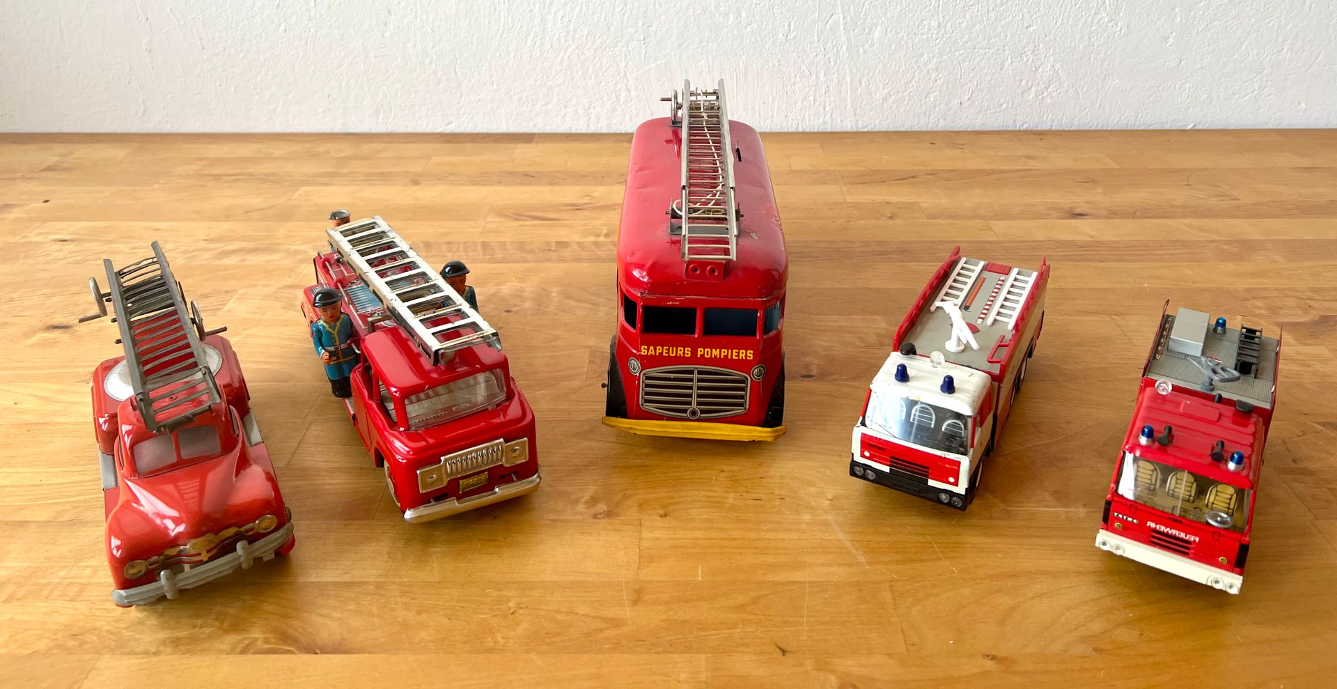 Set of 5 fire trucks in lithographed sheet metal and pla…