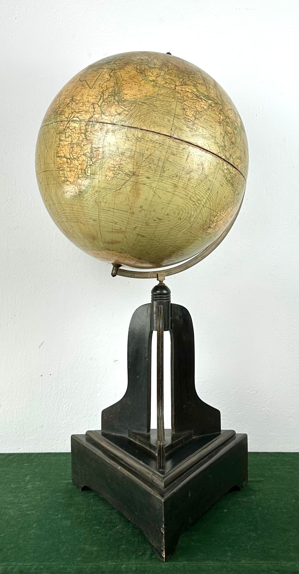 Grand globe terrestre en papier mâché par le Dr. Ernst F…