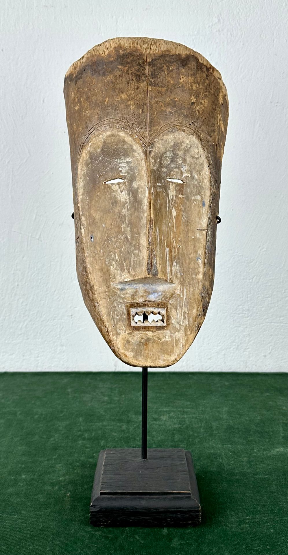 Null 加蓬方形装饰面具，木质，浅棕色古铜色，锯齿状口，安装在底座上，高 32.5 厘米。32.5 厘米